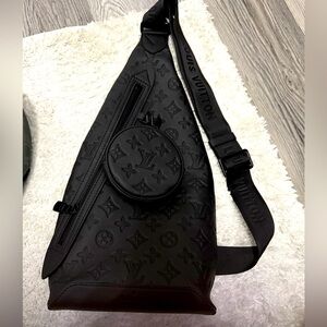 Cross body bag. With ellevee empriente stamping. Very well made. Black/black